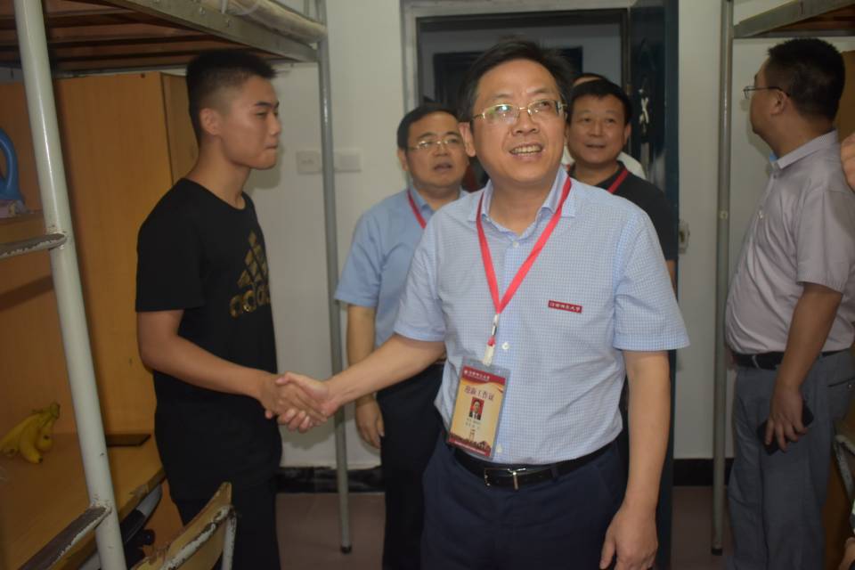 校领导亲切慰问我院新生